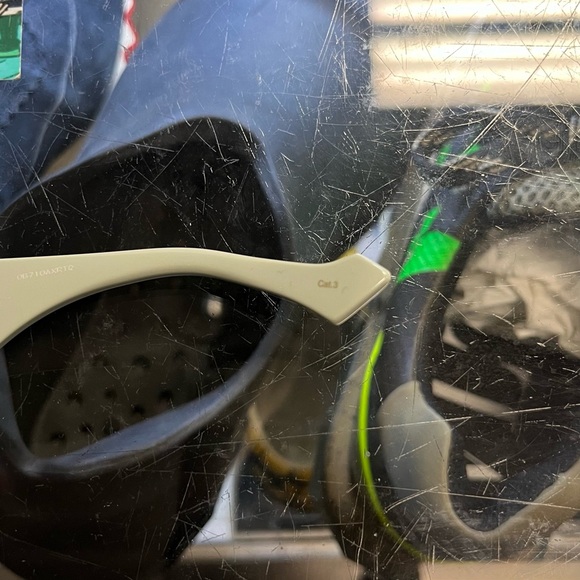 Grey Gucci Rectangular Sunglasses - Picture 7 of 7